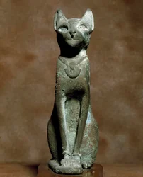 エジプトのアンティキテ：女神の猫バステット。ブロンズ彫刻。トリノ、エジプト博物館-エジプトの古代遺物：女神バステットの猫。ブロンズ彫刻。イタリア、トリノのエジプト博物館
