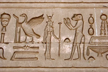 エジプトの古代遺跡：エジプトのデンデラにあるハトホル神殿の東壁に刻まれたヒエログリフ - エジプト文明：ペピ1世の時代に建てられたデンデラのハトホル神殿（またはテンティラ神殿）の壁に刻まれたヒエログリフ（紀元前2250年頃） - デンデラの神殿