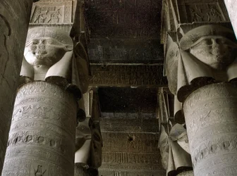 エジプト古代美術：女神ハトホルの表現で装飾された柱のあるハイポスティルルームの部分図。エジプト、デンデラのハトホル神殿