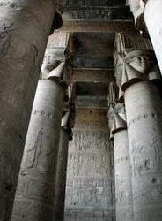 エジプト古代美術：女神ハトホルの表現で装飾された柱のあるハイポスティルルームの部分図。エジプト、デンデラのハトホル神殿