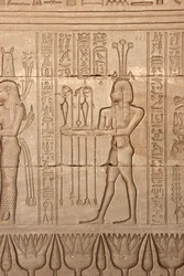 エジプトの古代遺物：女神に捧げる供物を運ぶ男性の表現（エジプト、デンデラのハトホル神殿