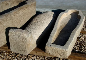 エジプトの古代遺跡：ハトホル神殿の中庭に置かれた石棺（エジプト、デンデラ）。