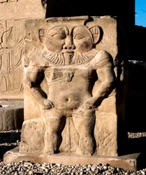 エジプトの古代性：神ベス。女神ハトホルに捧げられた神殿の低層レリーフの詳細。エジプト、デンデラ（Denderah）、ハトホルの神殿