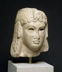 重いかつら、おそらくクレオパトラVII（69-30BC）（大理石）を身に着けている女王の頭