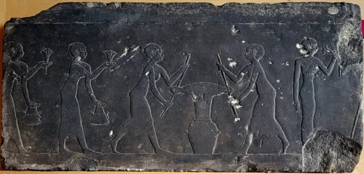エジプト古代石：蓮の花の押し花を表現した低浮き彫りの石灰岩板（浮き彫り）、紀元前8～7世紀