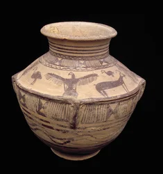 翼の開いた猛禽類やその他の動物を描いた器、ファサウェア、紀元前2000年（粘土）（詳細は179130を参照）