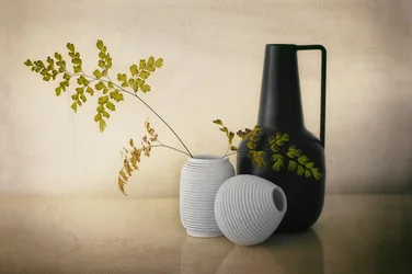 モダンな花瓶の静物画