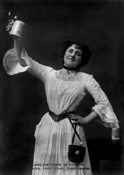 「ボーイズ、先着順」でキャシーを演じるエヴァ・ムーア、1903年
