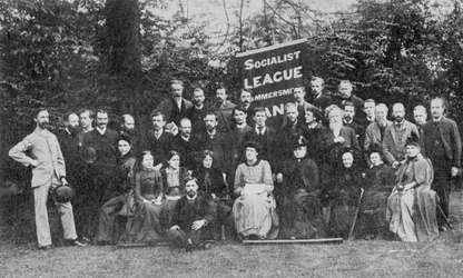 ウィリアム・モリスとハマースミス社会主義連盟、1885年頃（bw写真）