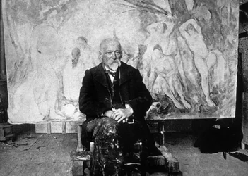 ポール・セザンヌ（1839-1906）、フランスの画家、1904年、水浴者を描いた自作のキャンバスの前で