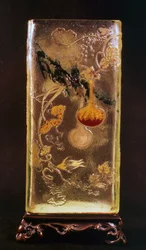 エミール・ガレ（1846-1904）作「透明なチネシザンティのモチーフとレリーフを持つガラスの花瓶」（フランス