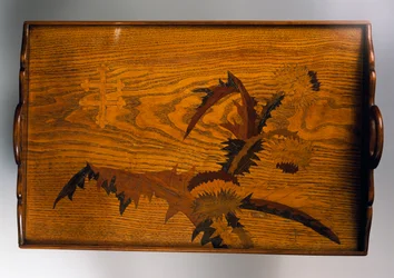アザミの装飾がはめ込まれた木製トレイ、エミール・ガレ（1846-1904）作、40x42cm、フランス、20世紀