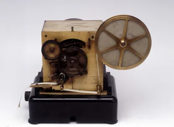 1874年に特許を取得したボードー方式の電信機（ミクストメディア