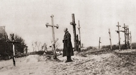 第一次世界大戦中に武装した同志の墓にいるロシアの兵士、イラストレイテッドウォーニュース、1915年