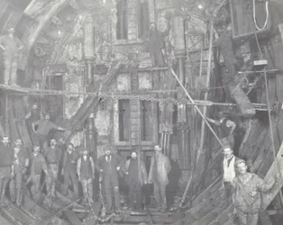 ブラックウォールトンネル：1894年に労働者のグループがエアロックに立ちました