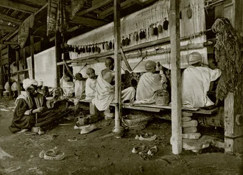 インドの絨毯作り（モノクロ写真