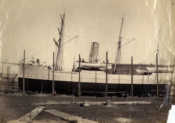 1888年に打ち上げの準備ができているスリップの中国の収益巡洋艦「李金」または彼女の姉妹船「カイパン」