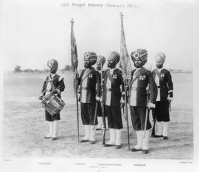 ベンガル歩兵第45連隊（ラトレイズ・シーク）のカラー・パーティー、1897年頃（モノクロ写真