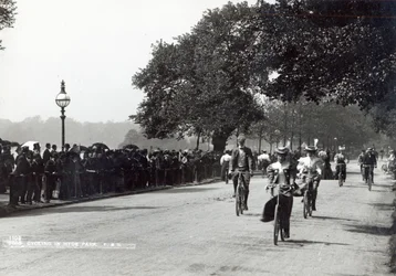 ハイドパークでのサイクリング、1910年頃