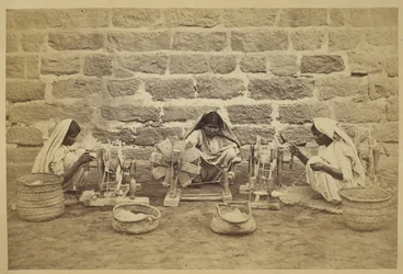カラチ刑務所で糸車で綿を巻く女性受刑者。 撮影者：ミチエアンドカンパニー ｃ． 1873173 mm x 260 mm インド考古学調査 コレクション: インド オフィス シリーズ (第 52 巻)。