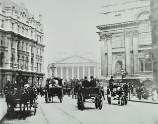 クイーンビクトリアストリートから王立証券取引所のあるマンションハウスストリートまで、ロンドン市、1895年