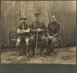 日産の小屋の外にいる3人の兵士のグループ、c.1914-18