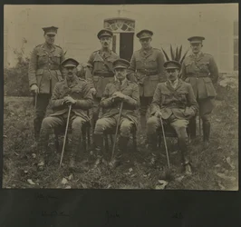 1914〜18年の軍服姿の7人の男性のグループの肖像