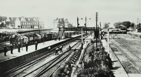 グローブパーク駅：外観とプラットフォーム、1888