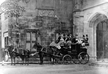 新ゴシック様式の邸宅の外に描かれた馬車、1870年から90年頃
