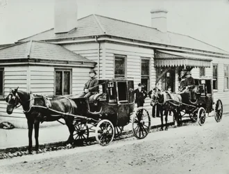 1885年、ウェストボーンパーク駅の馬車