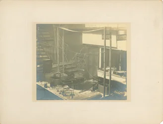 1892年にテスラが講演する直前の王立研究所の舞台の画像