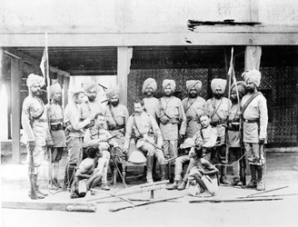 ヘンリーローリンソン卿とシーク教の将校、捕獲されたビルマ部族、1886年頃