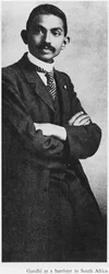 南アフリカで弁護士をしていたマハトマ・ガンディー（1869-1948年）、1900年頃