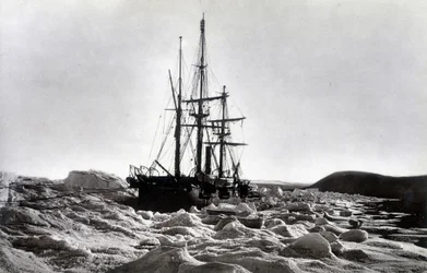 北極点："Alert "がビーシー岬、ロベソン海峡付近でくびれている - "Narrative of a voyage to the Polar See during 1875-76", G.S. Nares, ed.ロンドン