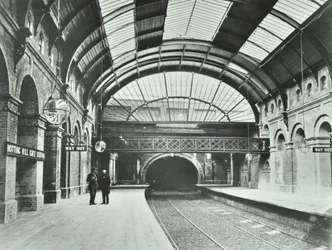 ノッティングヒルゲート地下鉄駅：展望台と線路の眺め、1868