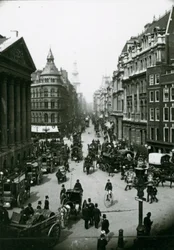 1880年代にマンションの家の外のトラフィックのペニーファーシング