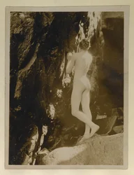 アリステア・グラハムの裸の写真、エヴリン・ウォーへの手紙と一緒に保管、1924年頃（ゼラチンシルバープリント）