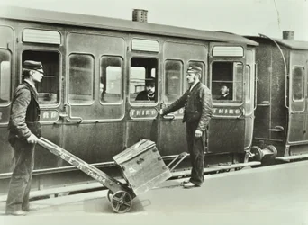1885年の鉄道駅でのプラットフォームポーター