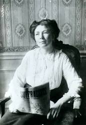 The Suffragette c.1905のコピーを読むクリスタベルパンクハーストの肖像