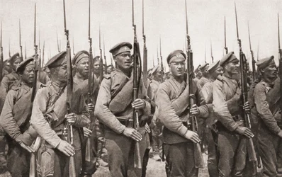 1915年のイラスト入りの戦争のニュースによる、第一次世界大戦中にパレードを行って武器を提示するロシアの歩兵