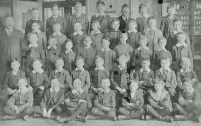 学校グループ、不明な愚か者、1895