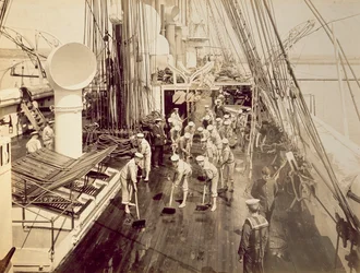 HMS Calliopeのデッキをスクラブする