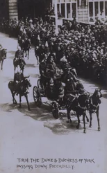 ピカデリーを通過するTRHデューク＆デューセス・オブ・ヨーク（モノクロ写真