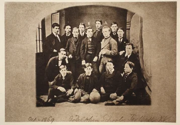 Godolphin School Football SXV、（a）Harry Wearneおよび（b）Sir Leander Starr-Jameson、1869年（セピア写真）