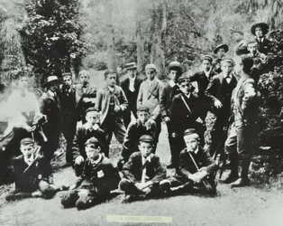 ロンドン教育委員会の最初の学校旅行。ペッカムのベルロード高等学校の子供たちが1896年にディーンの森の炭鉱を訪問