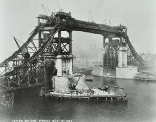 建設中のタワーブリッジ、1892年
