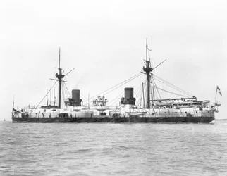 1885年に軍用に改造された鉄板戦艦HMS Inflexible（1876年進水）の写真（モノクロ写真）。