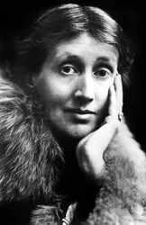 ヴァージニア・ウルフ（1882-1941）イギリスの小説家、1930年頃（モノクロ写真）