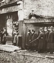 1911年、ロンドン、シドニー通り包囲作戦中のウィンストン・チャーチル（モノクロ写真）
