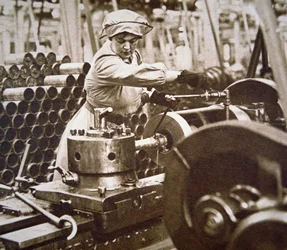 第一次世界大戦中、イギリスの軍需工場で働く女性（モノクロ写真